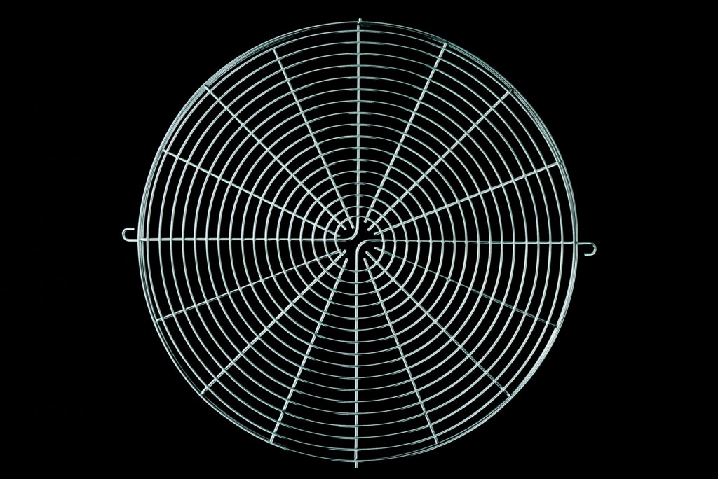 真上から見た円形金属製ファンガードの全体像
