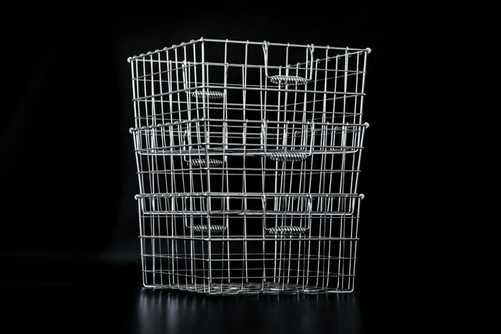ステンレスワイヤー製の食器カゴ