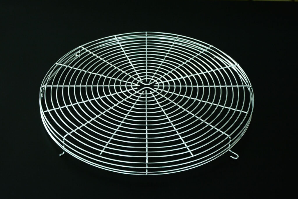 黒背景に置かれたシルバーの円形ファンガード
