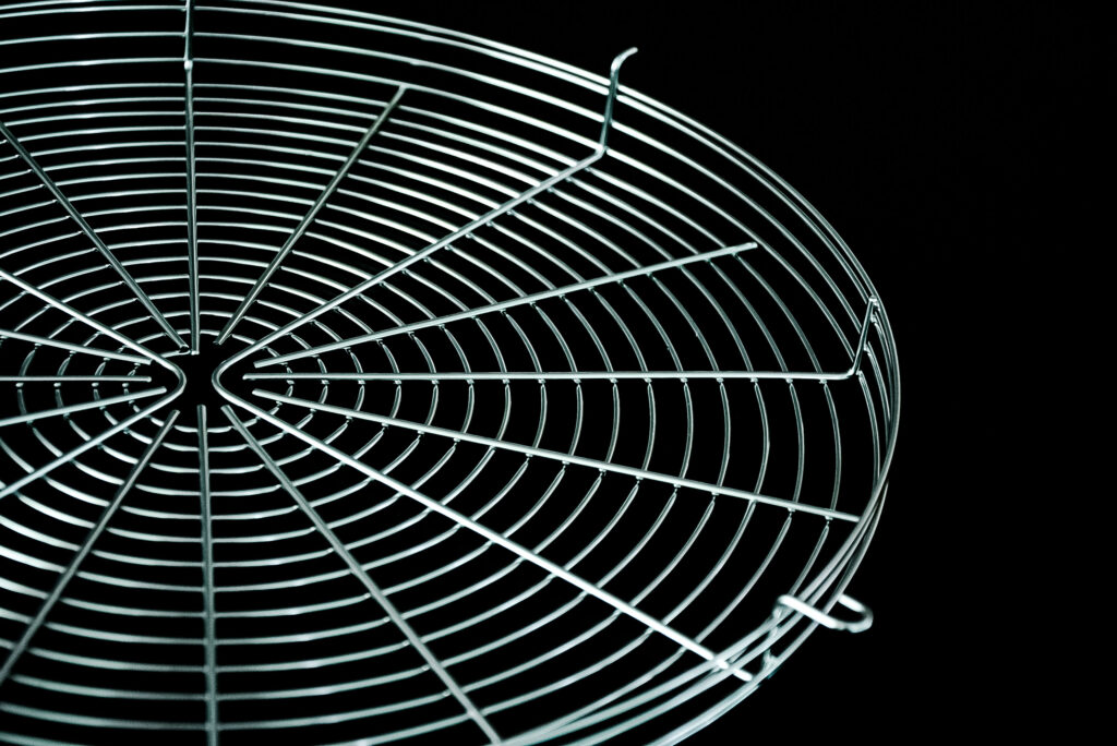 ファンガード背面の固定用フックと金属フレームの構造