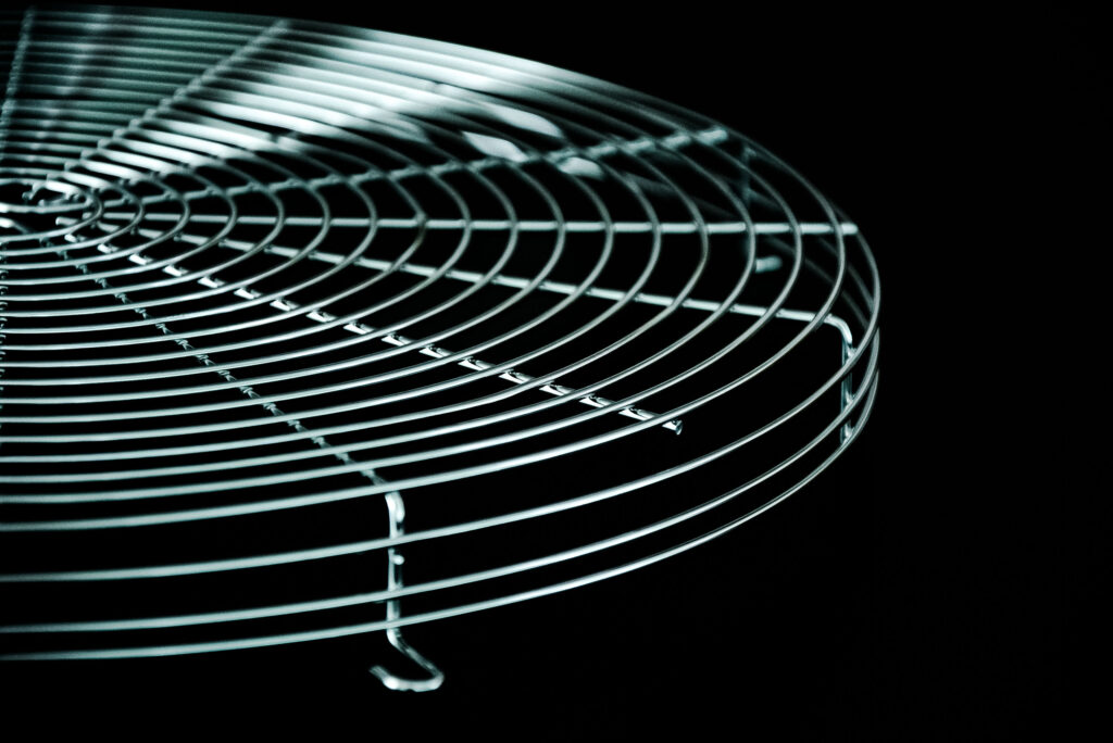 金属製ファンガードの網目と質感がわかる斜めからのクローズアップ