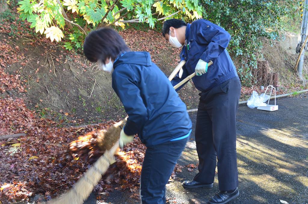 環境整備：落ち葉掃き